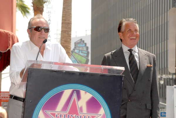 James Caan and George Hamilton at the ceremony honoring George Hamilton with the 2,388th Star on the Hollywood Walk of Fame. Hollywood Boulevard, Hollywood, CA. 08-12-09 — 图库照片