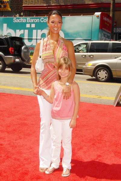 Eva La Rue and her daughter Kaya at the World Premiere of 'G-Force'. El Capitan Theatre, Hollywood, CA. 07-19-09 — стокове фото