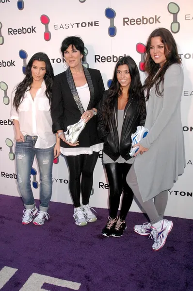 Kimberly Kardashian y Kris Jenner con Kourtney Kardashian y Khloe Kardashianat el Reebok — Foto de Stock