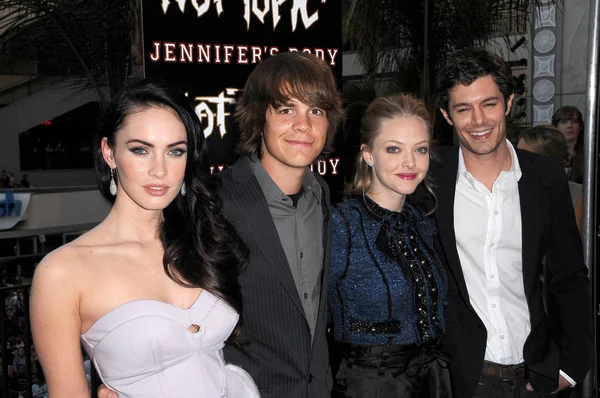 Megan Fox e Johnny Simmons con Amanda Seyfried e Adam Brody in un In Store Appearance by the Cast of 'Jennifer s Body'. Hot Topic, Hollywood, CA. 09-16-09 — Foto Stock