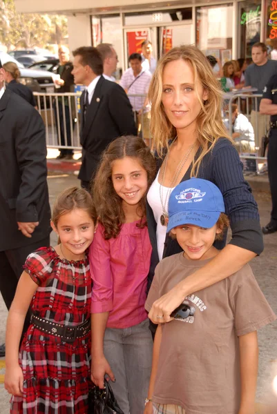 Kim Raver dan keluarganya di Los Angeles Premiere of 'Cloudy With A Chance of Meatballs'. Mann Village Theatre, Westwood, CA. 09-12-09 — Stok Foto