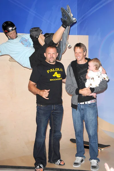 Chuck Liddell with Tony Hawk and his daughter Kadence at the Unveiling of Madame Tussauds Wax Figure of Tony Hawk. Madame Tussauds Wax Museum, Hollywood, CA. 07-29-09 — 图库照片