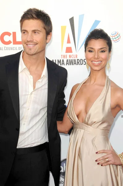 Eric Winter and Roselyn Sanchez at the 2009 ALMA Awards. Royce Hall UCLA, Westwood, CA. 09-17-09 — Stock Photo, Image