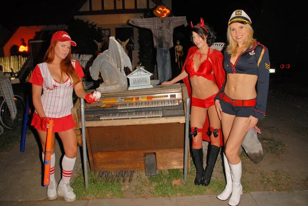 Lisa Cash, Jamie Carson and Alana Curry preparing for the annual Halloween Bash at the Playboy Mansion, Private Location, Los Angeles, CA. 10-24-09 — Zdjęcie stockowe