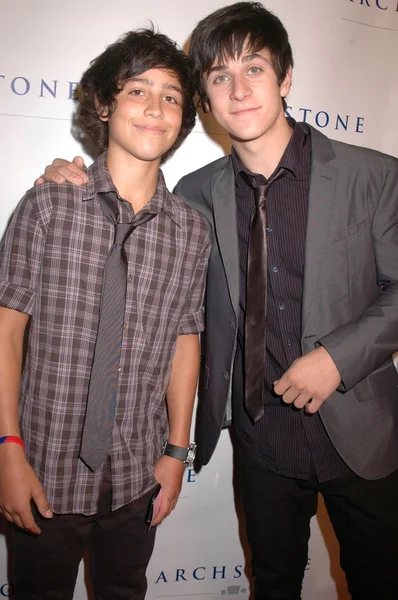 Lorenzo Henrie and David Henrie at the Archstone Luxury Summerfest Rooftop Pool Party, Archstone, Santa Monica, CA. 08-15-09 Photo by — Stockfoto