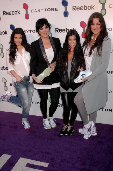 Kimberly kardashian a kris jenner s kourtney kardashian a khloe kardashian na oslavě obuv reebok 'easytone'. soukromé umístění, beverly hills, ca. 06-23-09 — Stock fotografie