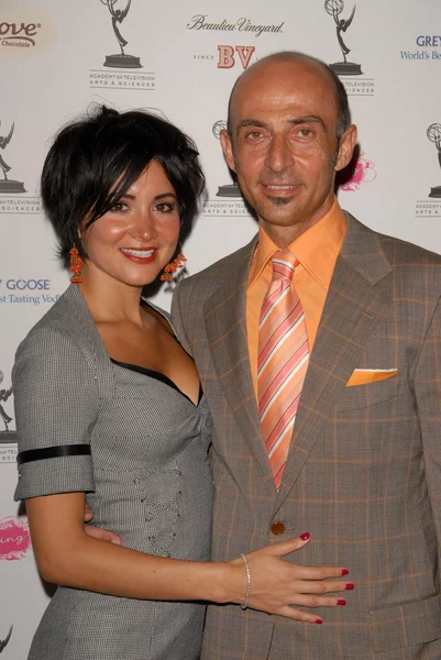 Lorena de fatima mendoza und shaun toub an der akademie für fernsehkunst und wissenschaften prime time emmy nominierten party. wolfgang puck pacific design center, west hollywood, ca. 17.09.09 — Stockfoto