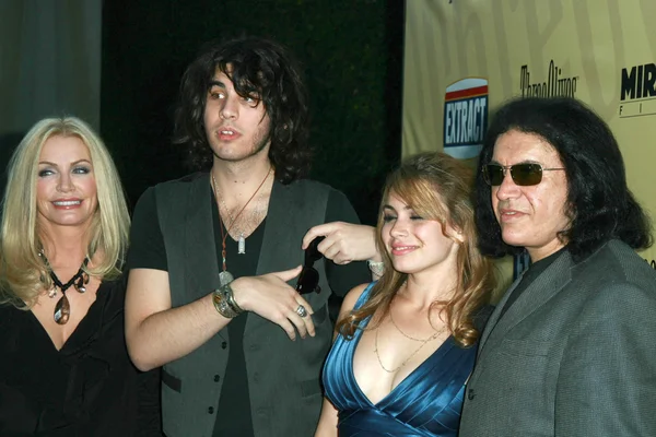 Gene Simmons con Shannon Tweed y su familia en el estreno de 'Extract' en Los Ángeles. Arclight Hollywood, Hollywood, CA. 08-24-09 — Foto de Stock