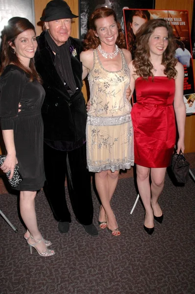 Kelly De Sarla y Henry Jaglom con Tanna Frederick y Sabrina Jaglom en el estreno de Los Ángeles de Irene In Time. Directors Guild of America, Los Angeles, CA. 06-11-09 —  Fotos de Stock