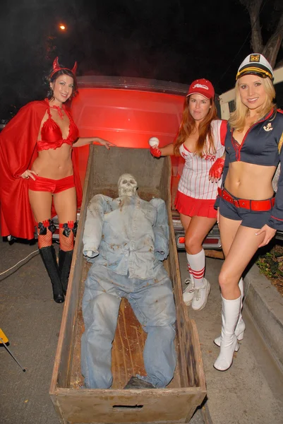 Jamie Carson, Lisa Cash e Alana Curry se preparam para o Halloween Bash anual na Playboy Mansion, Private Location, Los Angeles, CA. 10-24-09 — Fotografia de Stock