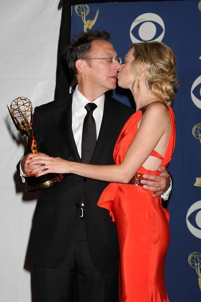 Michael Emerson et Carrie Preston dans la salle de presse lors de la 61e cérémonie annuelle des Primetime Emmy Awards. Nokia Theatre, Los Angeles, Californie. 09-20-09 — Photo