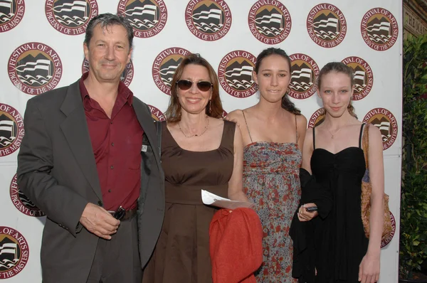 Charles Shaughnessy com Susan Fallender e família — Fotografia de Stock