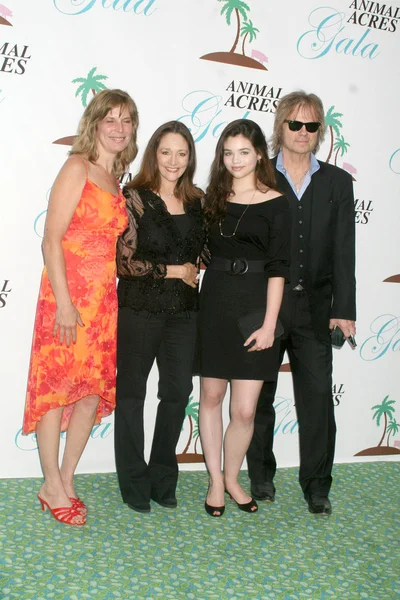 Lorri Houston et Olivia Hussey avec India Eisley et David Glen Eisley — Photo