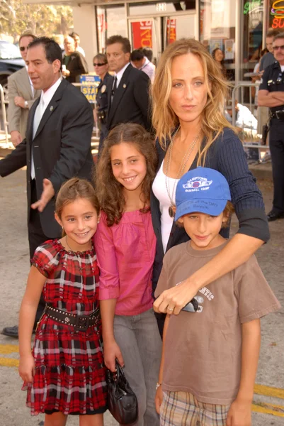 Kim Raver e sua família no Los Angeles Premiere de "Cloudy With A Chance of Meatballs". Mann Village Theatre, Westwood, CA. 09-12-09 — Fotografia de Stock