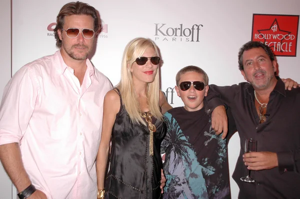 Dean McDermott and Tori Spelling with Jack McDermott and Rob Mione — 图库照片
