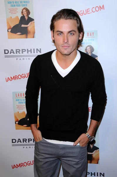 Kevin zegers op het boek lanceringspartij voor 'how to rule the world vanuit uw luie stoel'. stk, los angeles, ca. 10-19-09 — Stockfoto