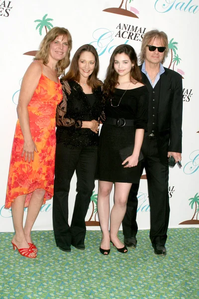 Lorri Houston and Olivia Hussey with India Eisley and David Glen Eisley at the Annual Animal Acres Gala. Riviera Country Club, Pacific Palisades, CA. 09-12-09 — Stock Photo, Image