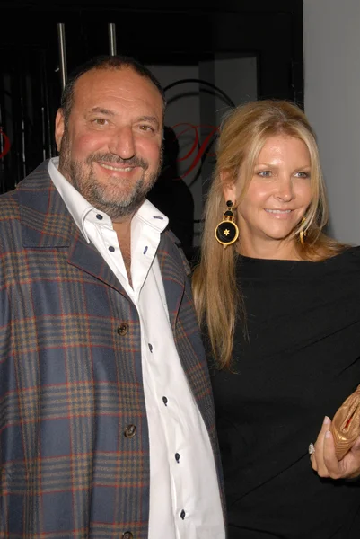 Joel Silver and Karyn Fields spotted on the Street. Melrose Blvd, West Hollywood, CA. 10-12-09 — Stock Photo, Image