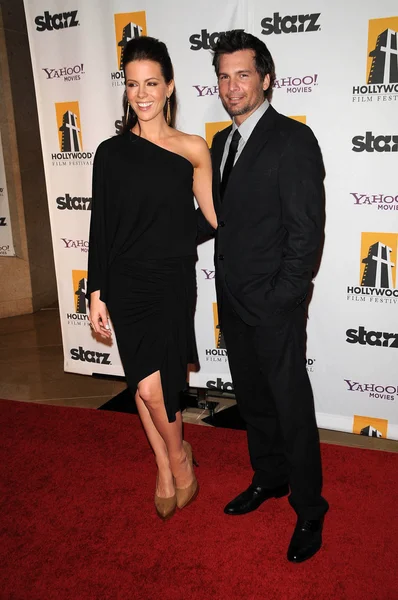 Kate Beckinsale y Len Wiseman en la 13ª Gala Anual de Premios Hollywood. Beverly Hills Hotel, Beverly Hills, CA. 10-26-09 — Foto de Stock