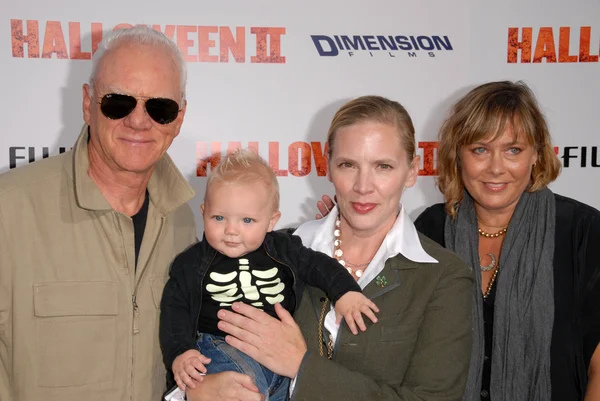 Malcolm McDowell e sua família no Los Angeles Premiere de 'Halloween II'. Grauman 's Chinese Theatre, Hollywood, CA. 08-24-09 — Fotografia de Stock