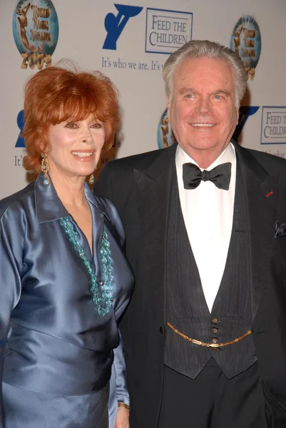 Jill St. John a Robert Wagner 2009 World Magic Awards těží krmit děti. Barker závěs, Santa Monica, Ca. 10-10-09 — Stock fotografie