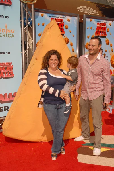 Marissa Jaret Winokur con Judah Miller y su hijo Zev en el estreno en Los Ángeles de 'Cloudy With A Chance of Meatballs'. Mann Village Theatre, Westwood, CA. 09-12-09 —  Fotos de Stock