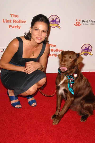 Lana Parrilla with dog — Stock Photo, Image