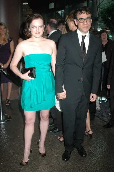 Elisabeth moss a fred armisen na premiéře 'mad men' třetí řada. ředitelů guild theatre, west hollywood, ca. 08-03-09 — Stock fotografie