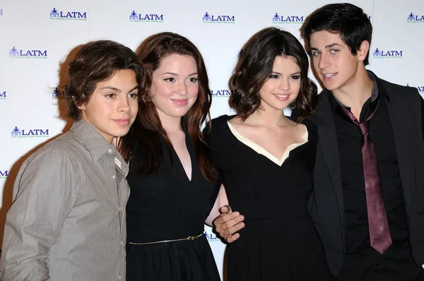 L-R Jake T. Austin, Jennifer Stone, Selena Gomez and David Henrie at Disney 's' A Summer Soiree - The Magic of Mentoring '. Отель Беверли Уилшир, Беверли-Хиллз, Калифорния. 07-24-09 — стоковое фото