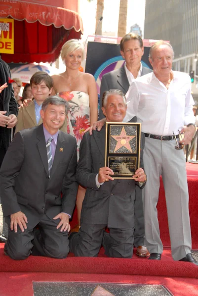 Leron Gubler con George Hamilton y James Caan en la ceremonia en honor a George Hamilton con el 2,388th Star en el Paseo de la Fama de Hollywood. Hollywood Boulevard, Hollywood, CA. 08-12-09 — Foto de Stock