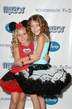 Emily grace reaves ve noah cyrus myzos adlı launch party. Fred segal, santa monica, ca. 08-22-09