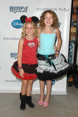 Emily grace reaves ve noah cyrus myzos adlı launch party. Fred segal, santa monica, ca. 08-22-09