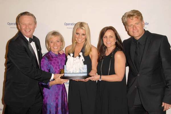 Jessica Simpson e a família na oitava Gala Anual de Sorriso da Operação Sorriso. Hotel Beverly Hilton, Beverly Hills, CA. 10-02-09 — Fotografia de Stock