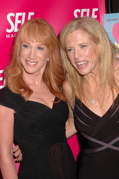 Kathy griffin en lucy danziger op het zelf magazine juli 2009 l.a. kwestie partij. zonsondergang torens, west hollywood, ca. 06-18-09 — Stockfoto