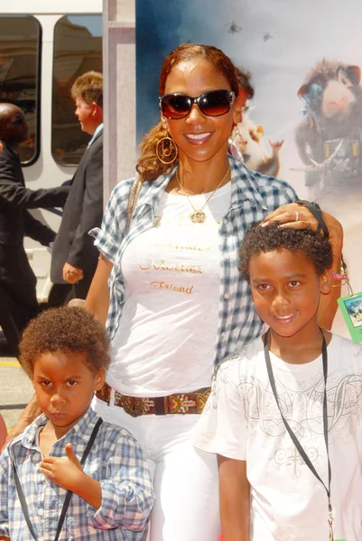 Holly Robinson Peete and her sons — Stock Photo, Image