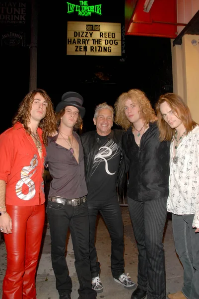 L-R Scott Foster Harris, Cody Duke, Steve Weinglass, Buddy Iahn and Steve Preach at a Zen Rizing Concert. Viper Room, West Hollywood, CA. 08-08-09 — 图库照片