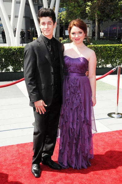 David Henrie and Jennifer Stone at the 61st Annual Primetime Creative Arts Emmy Awards. Nokia Theatre, Los Angeles, CA. 09-12-09 — 图库照片