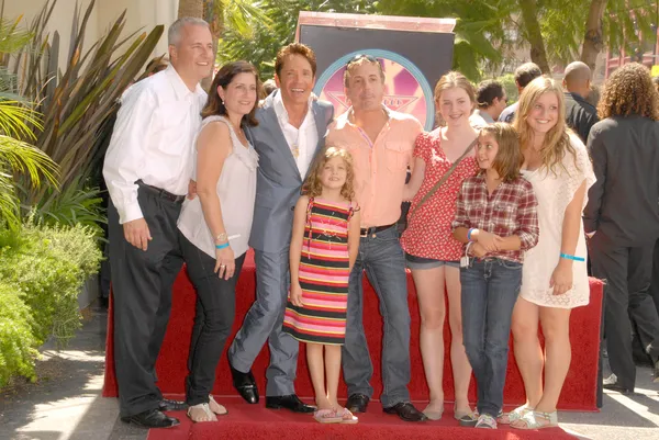 Dave Koz y su familia en la ceremonia en honor a Dave Koz con una estrella en el Paseo de la Fama de Hollywood. Vine Street, Hollywood, CA. 09-22-09 — Foto de Stock