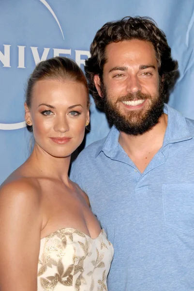 Yvonne Strahovski and Zachary Levi — Stock Photo, Image