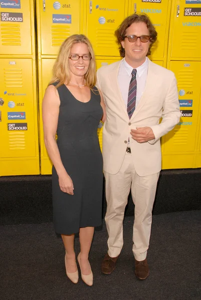 Elisabeth Shue and Davis Guggenheim at the Los Angeles Premiere of 'Get Schooled - You Have the Right'. Paramount Pictures, Los Angeles, CA. 09-08-09 — Stock Photo, Image