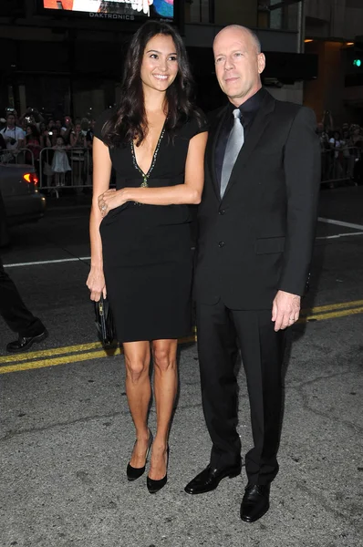 Emma Heming and Bruce Willis at the Los Angeles Premiere of 'Surrogates'. El Capitan Theatre, Hollywood, CA. 09-24-09 — 图库照片