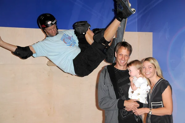 Tony hawk met lhotse merriam en hun dochter kadence — Stockfoto