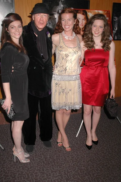 Kelly De Sarla y Henry Jaglom con Tanna Frederick y Sabrina Jaglom en el estreno de Los Ángeles de Irene In Time. Directors Guild of America, Los Angeles, CA. 06-11-09 — Foto de Stock