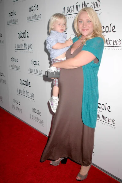 Nicole Sullivan ve oğlu 'Nicole' hamile koleksiyonu özel gösteri, Dashel. Bezelye Pod, Beverly Hills, Ca. 08-06-09