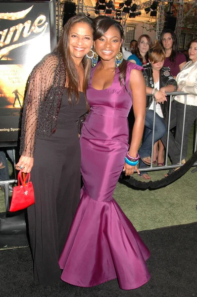 Debbie Allen and Naturi Naughton at the Los Angeles Premiere of 'Fame'. Pacific Theatres at The Grove, Los Angeles, CA. 09-23-09 — Zdjęcie stockowe