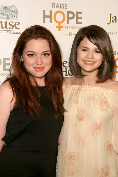 Jennifer Stone and Selena Gomez at the Raise Hope for the Congo Hollywood Event. Janes House, Los Angeles, CA. 06-28-09 — Stock Photo, Image