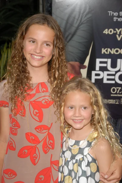 Maude Apatow and Iris Apatow at the World Premiere of 'Funny '. Arclight Hollywood, Hollywood, CA. 07-20-09 — 图库照片