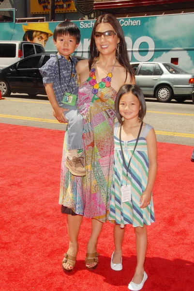 Ming-na mit ihrem Sohn und ihrer Tochter bei der Weltpremiere von "g-force". el capitan theater, hollywood, ca. 19.07.09 — Stockfoto