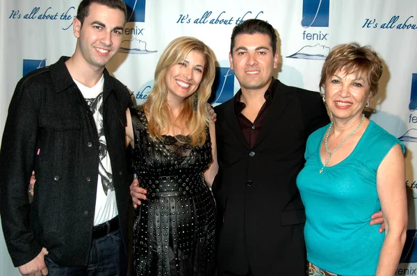 Bill Bakho e sua família no aniversário de 10 anos da Fenix Cosmetics, Skybar, West Hollywood, CA. 09-22-09 — Fotografia de Stock