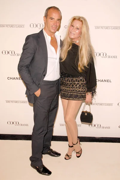 Lloyd Klein y Jocelyn Wildenstein en el Coco Before Chanel Premiere Party. Chanel, Beverly Hills, CA. 09-09-09 —  Fotos de Stock